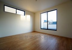 同仕様写真。寛ぎの時間を紡ぎだす主寝室は、大型ベッドを置いても余裕の広さを確保しています。