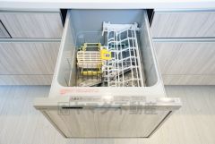 食事の後の手間を解消する食器洗い乾燥機付。冬場の洗い物で手荒れの悩みもなくなります。手洗いよりも節約できて便利。