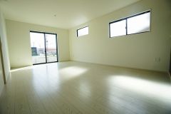 大きな掃き出し窓のあるリビングは、陽光あふれる明るい空間です。ゆったりと寛げる憩いの場となりそうです。