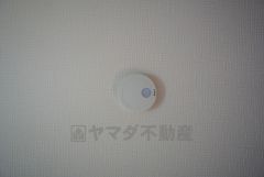 同仕様写真。火災報知器が設置されていることで、火災の発生をいち早く感知し、就寝中や留守中でも素早く危険を知らせてくれるため、家族の安全を確保し被害を最小限に抑えられます。