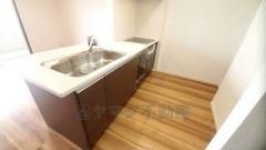 カウンタートップは耐熱性に優れており、日ごろのお掃除もふき取るだけでＯＫ。ステンレスシンクも簡単にお掃除できますよ。