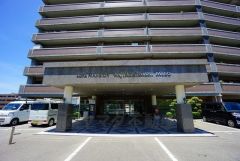 エントランスのドアは全面ガラス張り。スタイリッシュでオフィスビルのような雰囲気ですね。自動ドアと出入り口に段差のないバリアフリー対応です。