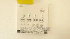浴室暖房乾燥機付き。天候に左右されず、いつでも好きなときに洗濯物を干せるので、仕事や家事で忙しい方に重宝します。
