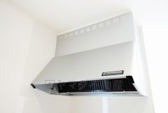 お手入れが簡単なスリム型レンジフードです。調理により発生する油煙や臭いを吸い込み、屋外へ排気してくれます。