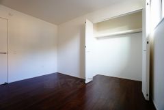 全居室収納付きの洋室です。2面窓ガラスを配置しており採光もバッチリです。