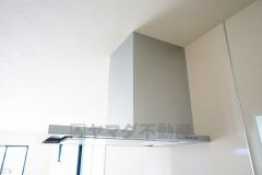 お手入れが簡単なスリム型レンジフードです。調理により発生する油煙や臭いを吸い込み、屋外へ排気してくれます。