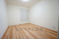 住む人のこだわりを活かす洋室。日当たりがよく、寝室としての利用もおすすめ。広め