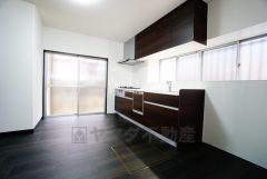 壁付けキッチンなので料理に集中したい方等におススメです＾＾吊戸棚があるので普段使わないものや非常食置き場としても使えそうです＾＾