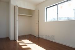 同仕様写真。暖かい日差しが差し込む洋室。たっぷり収納できるクローゼット付きでお部屋の中をすっきりと快適に保てます。