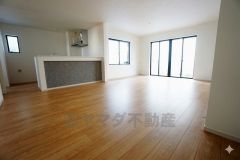 大きな掃き出し窓のあるリビングは、陽光あふれる明るい空間です。ゆったりと寛げる憩いの場となりそうです。