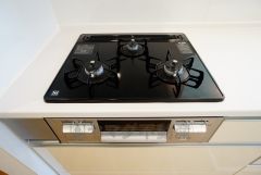 同仕様写真。同時にたくさんの料理が調理できる3口コンロ。長時間熱を通しておきたい煮込み料理を作りながら、炒め物など同時進行で進められます。