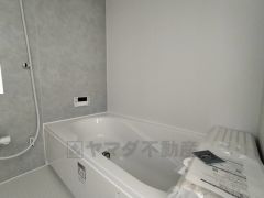 1日の疲れを癒すくつろぎのバスルーム。足を伸ばしてもゆったりと入れるサイズです。お子様と一緒にお風呂に入っても狭くないですね^^