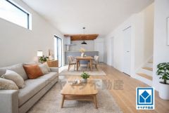 家具はイメージです。リビングは広々とした設計で、家族が集い、寛ぐ暮らしの空間を演出しています。思い思いの時間を過ごしたり、家族みんなで食事をしたり、素敵な団らんの場になりますね。