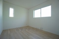 同仕様写真。2面採光を確保した明るい室内は、風通しも良く、大変居心地の良い空間となっております。爽やかな風を感じて起きる朝は、快適生活の始まりに。