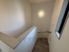 小さなお子様やご高齢の方でも安心できる、手すり付き階段。段差も低めで設定されており、安全性にも優れています。