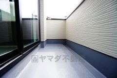 陽当たりの良いバルコニーです。お洗濯やお布団干しはもちろん、日光浴スペースにも。