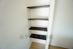 まとめ買いしてもこの収納量なら心配要らずのパントリー。調理家電や食品のストックをすっきりまとめられ、キッチン周りを広々使えます。