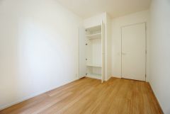 机やベッドを置いても広々とした空間です＾＾日当たりがよく、子供部屋としての利用もおすすめ。クローゼット付きなので、すっきりと整理整頓でき気持ちよく過ごせますね＾＾