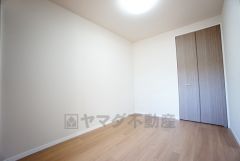 木目調のシンプルデザインで落ち着きと安らぎの空間に仕上げています。各部屋に収納が完備されているので、お荷物が増えても安心の設計です。