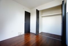 床の傷や汚れが目立ちにくいダークブラウンのフローリングは、部屋全体に落ち着きや重厚感をもたらしてくれます。