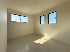 暖かい日差しが差し込む洋室。たっぷり収納できるウォークインクローゼット付きでお部屋の中をすっきりと快適に保てます。
