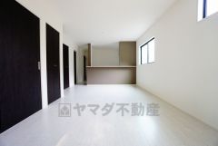 カウンターキッチンに加えて、リビング階段になっているので、お顔を合わす回数が増え、ぐっと家族の距離が縮まります。