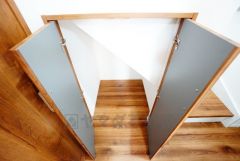 階段下収納。奥ゆきがあるのでスーツケースやシーズンオフの家電品などの大型の荷物を収納する事が出来ます。