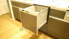 食事の後の手間を解消する食器洗い乾燥機付。冬場の洗い物で手荒れの悩みもなくなります。手洗いよりも節約できて便利。