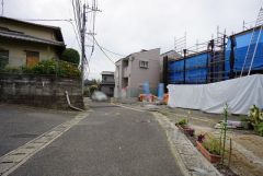 現地（2025年11月12日）撮影。大型車の通行が少なく、騒音や振動が少ないので静かで快適な生活を送れます。