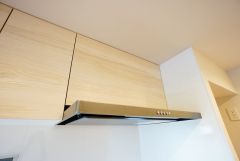 コンロ上には換気扇完備＾＾すぐ横に小窓が設けられているので、換気扇と合わせてWで換気できます＾＾