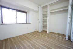 住む人のこだわりを活かす洋室。日当たりがよく、寝室としての利用もおすすめ。広めのクローゼットには荷物をすっきり片付けられ、ゆとりのある暮らしが出来ます＾＾