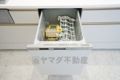 食後の時間にゆとりを与えてくれる食器洗い乾燥機。操作ボタンも上面にあるので、腰をかがめずに操作が楽々。