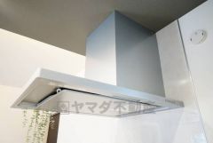 お手入れが簡単なスリム型レンジフードです。調理により発生する油煙や臭いを吸い込み、屋外へ排気してくれます。