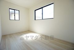 住む人のこだわりを活かす洋室。日当たりがよく、寝室としての利用もおすすめ。広めのクローゼットには荷物をすっきり片付けられ、ゆとりのある暮らしが出来ます＾＾