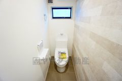 温水洗浄機付トイレです。節水機能もあるので、安心して使えますね。もちろん、1階2階の2ヶ所にトイレがあるので、忙しい朝にもゆとりができますね。