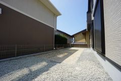 お子様と公園に行けない日も、のびのびお庭で遊べるのがうれしいですね。ガーデニングやお子様のプールなど大活躍です＾＾