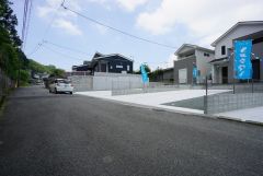 南側前面道路。前面道路は6ｍあり、車同士がすれ違うスペースが十分にあります。