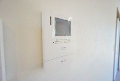 防犯はもちろん、セールスマン対策にもなるモニター付きインターホンです。お子さん1人での留守番時にも活躍しそうです。