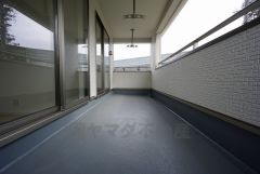 屋根付きで雨の日でも使えるインナーバルコニー。強い風が吹かない限り洗濯物が濡れる心配が無く、置いていたものが錆びる心配もありません＾＾