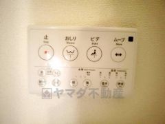 壁リモコンタイプのウォシュレット付き。すっきりした見た目で、トイレ奥の掃除もしやすいです。