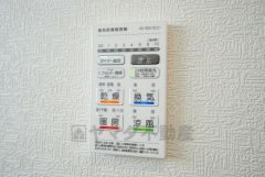 浴室暖房乾燥機付き。天候に左右されず、いつでも好きなときに洗濯物を干せるので、仕事や家事で忙しい方に重宝します