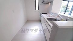 キッチンとダイニングの動線が近く、持ち運びに便利です。対面式キッチンが家族の会話も盛り上げます。