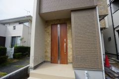 家の顔となる玄関扉がかっこいいと、たくさんの人を招き入れたくなりますね＾＾奥まって設置されており、雨にも濡れにくくなっています。