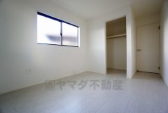 暖かい日差しが差し込む洋室。たっぷり収納できるクローゼット付きでお部屋の中をすっきりと快適に保てます。