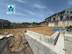 現地（2026年4月27日）撮影。ししぶ駅徒歩11分、天神行急行バス停徒歩8分とアクセス良好＾＾最新の設備で気持ちの良い新生活を送りませんか。