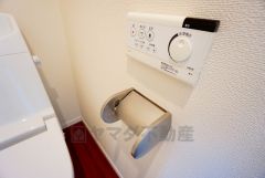 壁リモコンタイプのウォシュレット付き。