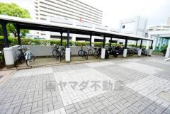 屋根付きの駐輪場。