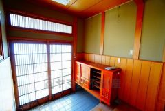 たっぷり収納できるシューズボックスです。家族全員の靴がきれいに整頓できます。棚の上にお花や写真を飾っても良いですね。