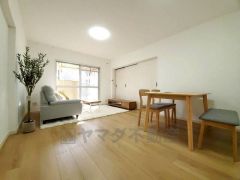 大きな窓のあるリビングは、陽光あふれる明るい空間です。居心地良く、ご家族皆がゆったり寛げる憩いの空間となりそうです。