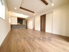 リビングは広々とした設計で、家族が集い、寛ぐ暮らしの空間を演出しています。思い思いの時間を過ごしたり、家族みんなで食事をしたり、素敵な団らんの場になりますね。